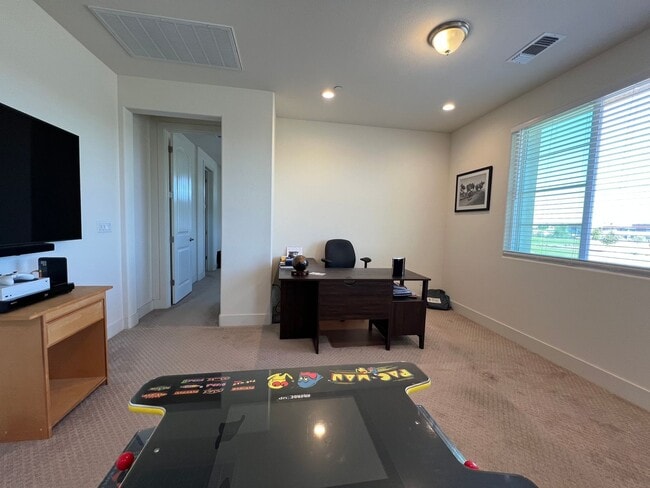 Building Photo - Beautiful Home Near Parks, Travel, And More!