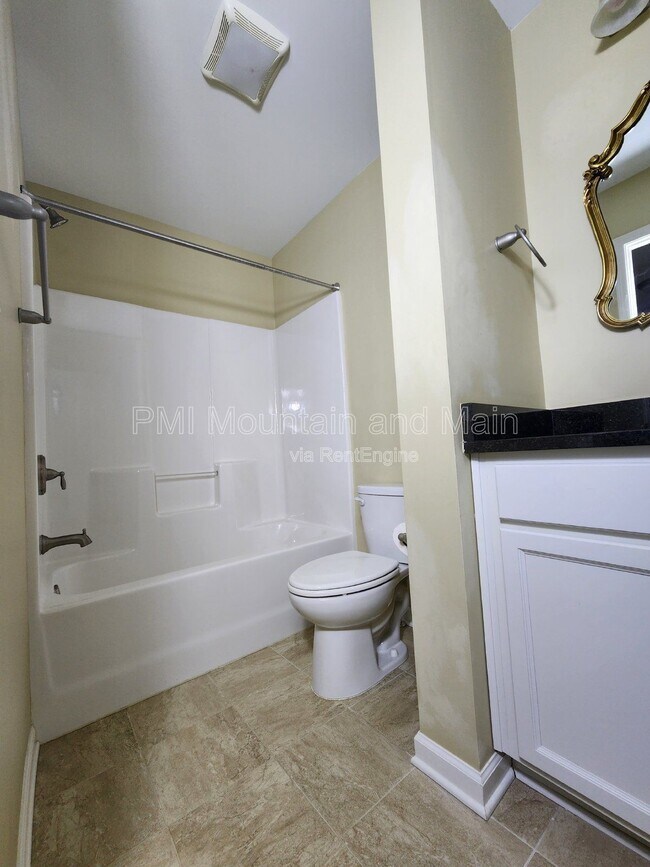 Building Photo - 19 Barnett Shoals Dr