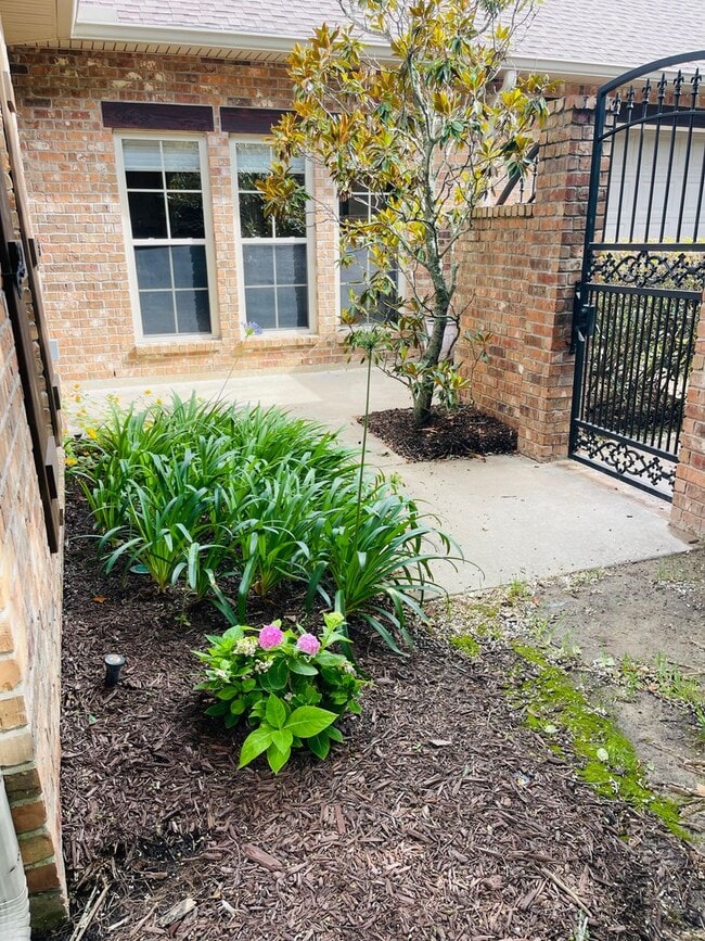 Building Photo - 3 Bedroom 2 Bath Home for Lease