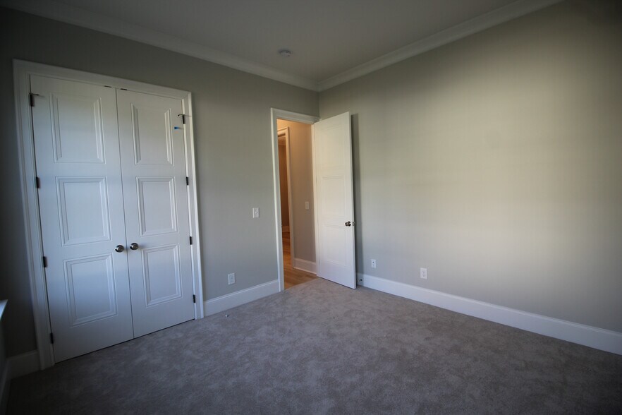 Building Photo - Room in House on Phelps West Rd