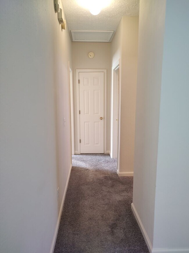 Building Photo - Spacious Home Conveniently Located in a Quiet Neighborhood!