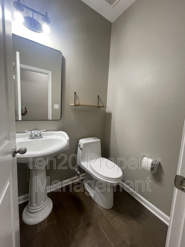 Building Photo - 236 Cedar Wy