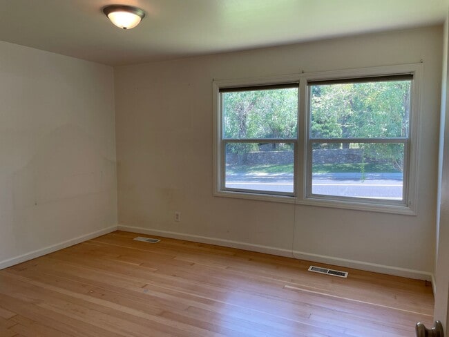 Building Photo - 2 Bedroom / 1 Bathroom Duplex in Old South...