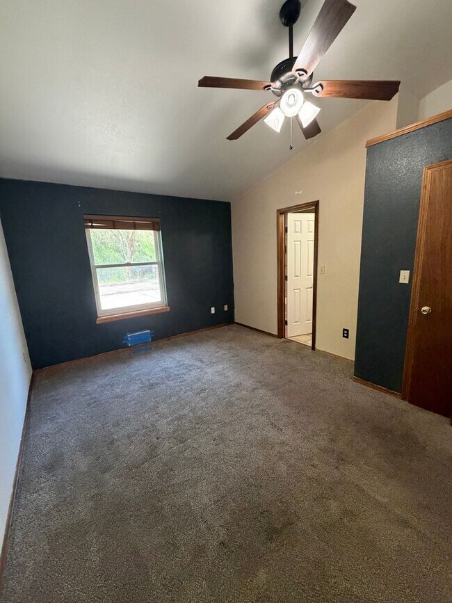 Building Photo - 3-bedroom plus office, 2-bath home located along the Roaring Fork River in Glenwood Springs