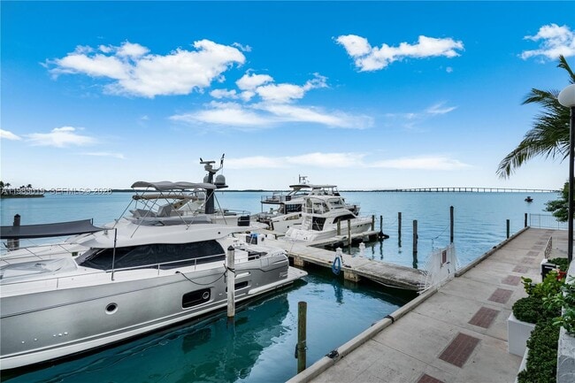 Building Photo - 825 Brickell Bay Dr