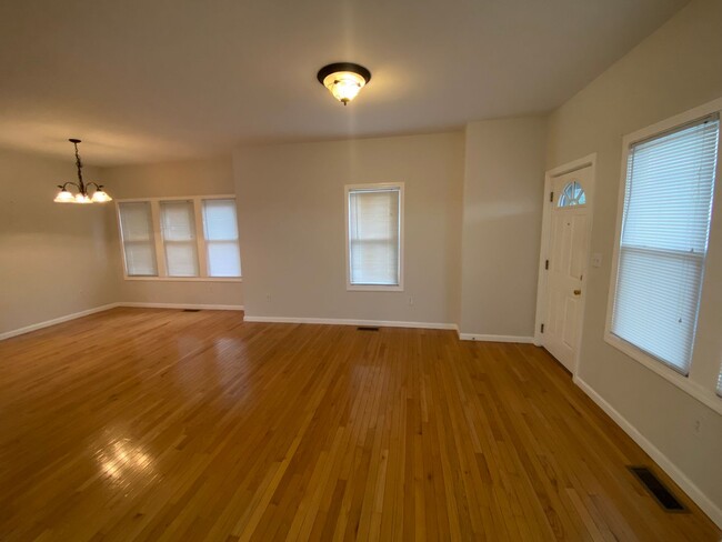 Building Photo - *SINGLE FAMILY RENTAL!* 3BR 1.5BA Right by...