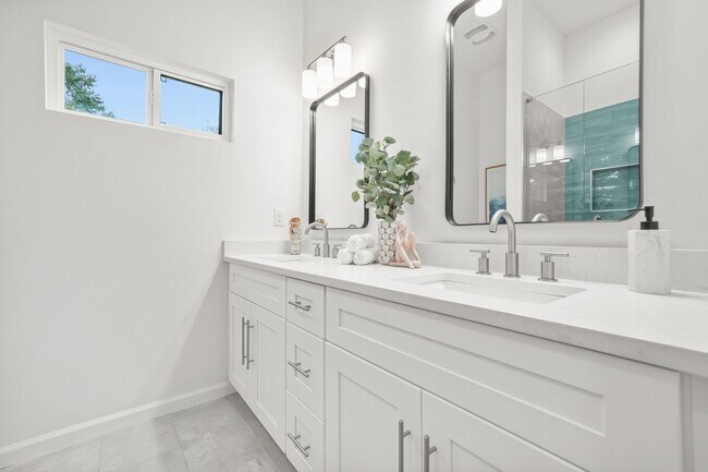 Building Photo - 1223 Oakland Dr SW