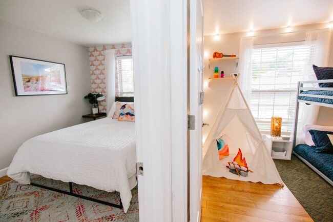 Building Photo - Charming 5-Bedroom Home in Club Crest