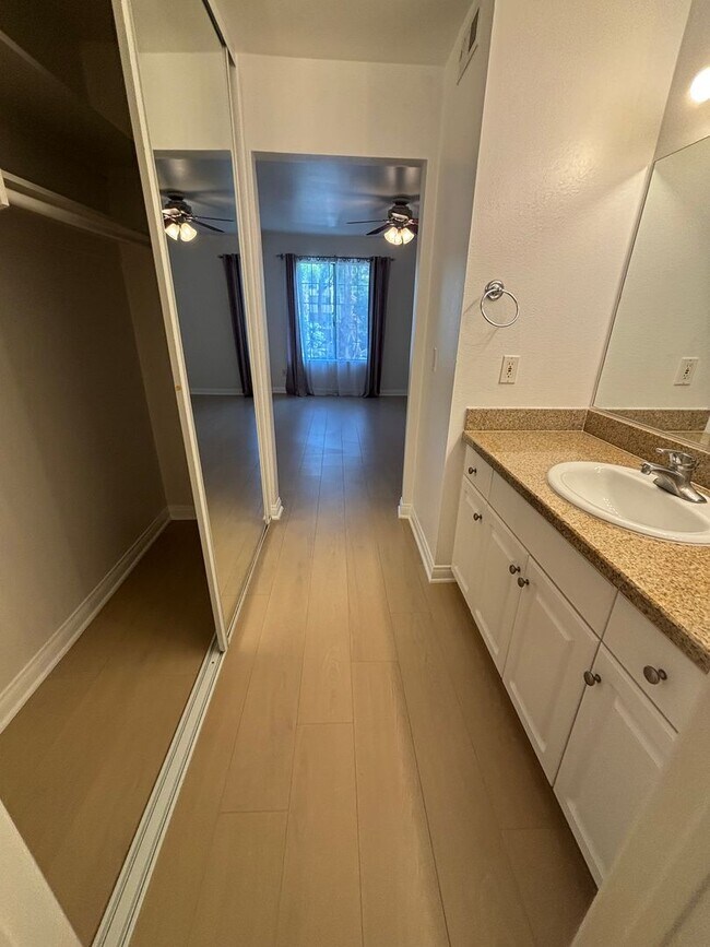 Building Photo - Amazing 1 Bedroom Condo at "The Met" Woodl...