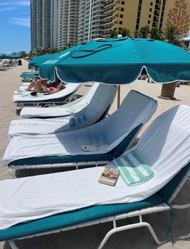 Building Photo - 16445 Collins Ave