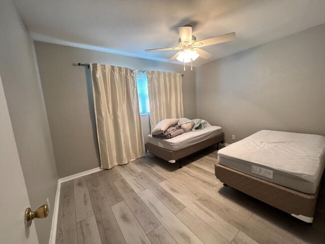 Building Photo - 4220 49th Ave S