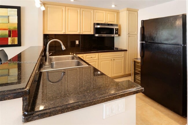 Building Photo - 220 Kings Point Dr