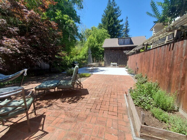 Building Photo - 207 Kent Ave