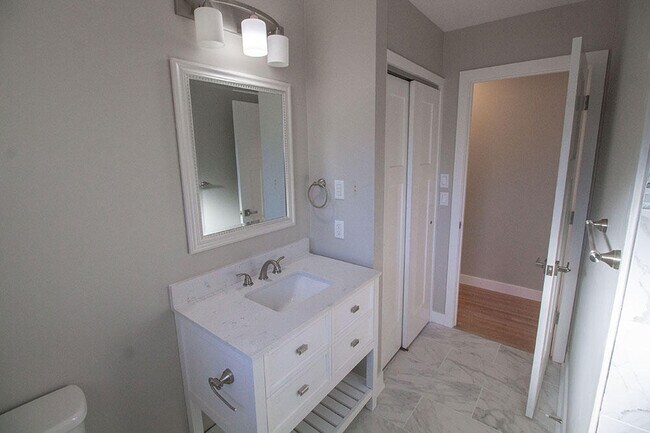 Building Photo - 715 Bluffdale Dr