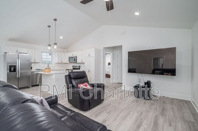 Building Photo - 2128 Chatfield Rd