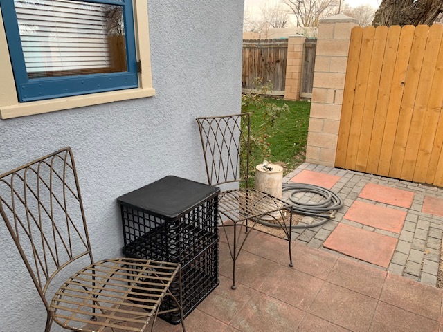 Front porch with west-facing view walking distance to Historic Nob Hill - 412 Carlisle Blvd NE