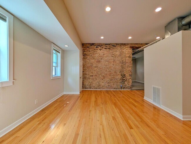 Building Photo - 2048 W Evergreen Ave