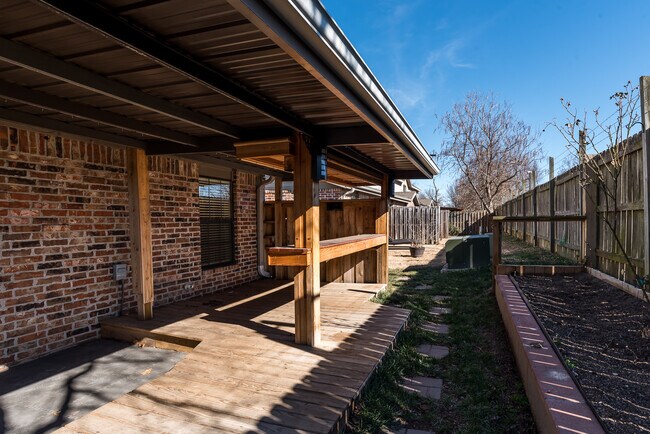 Building Photo - 4069 Glenstone Terrace