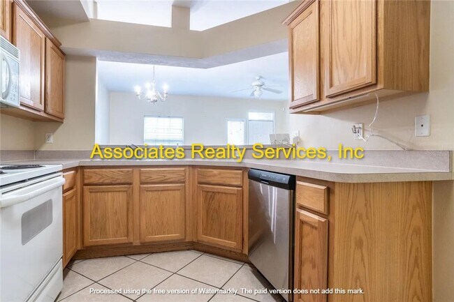 Building Photo - GREAT LOCATION-  3 Bedroom- LOOK!