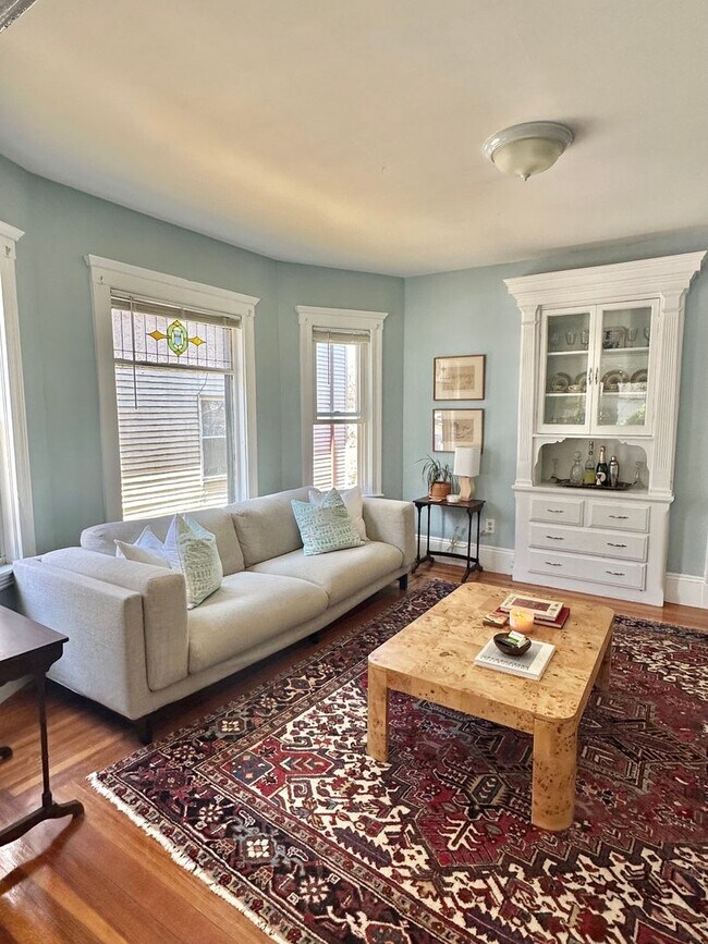 Building Photo - The Perfect 2bed/1bath with Porch, Private...