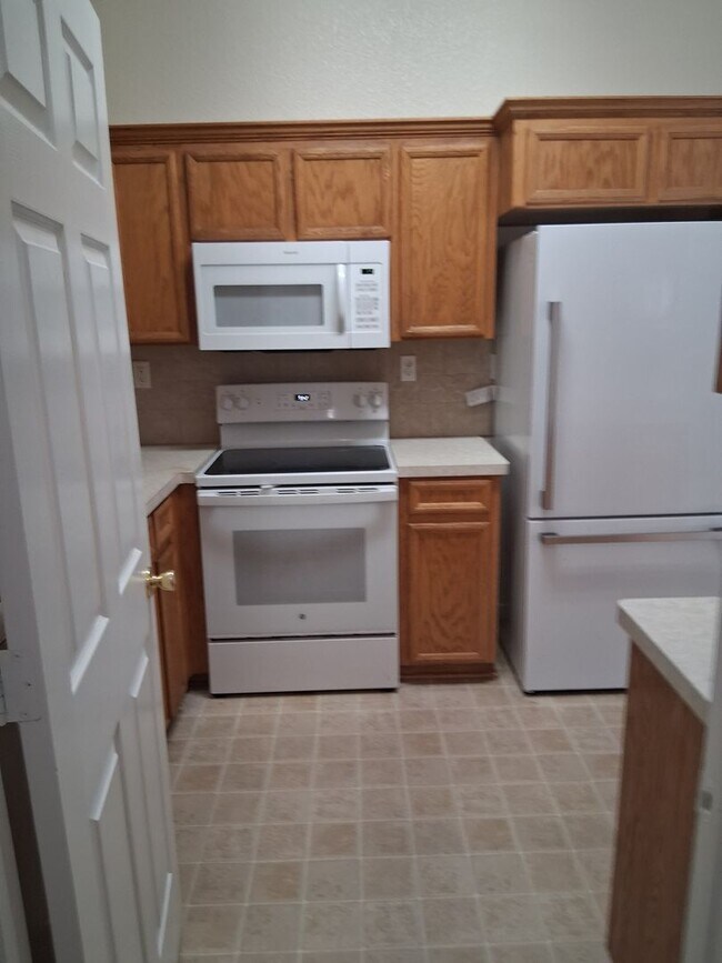 Building Photo - New Carpet & Paint