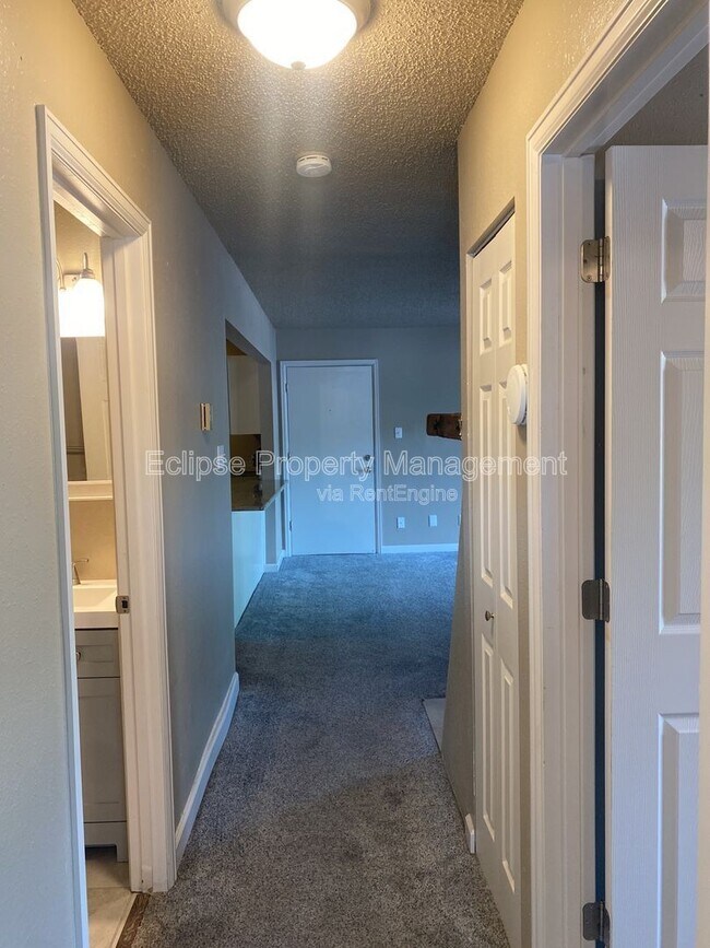 Building Photo - 502 Bell Ct