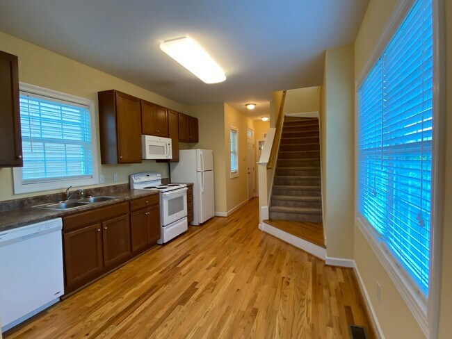 Building Photo - 3925 Lexington Dr