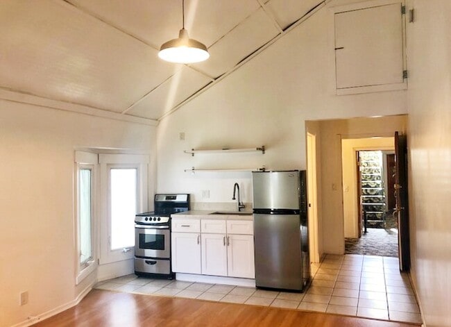 Building Photo - 159 Hollister Ave