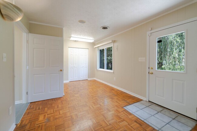 Building Photo - Spacious Split-Level with In-Law Suite & B...