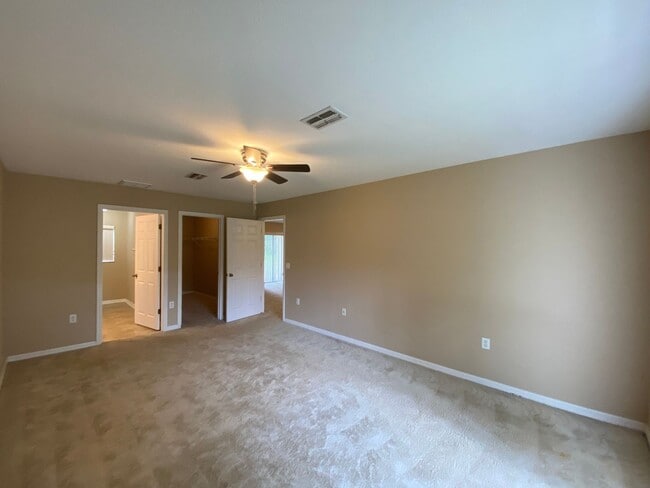 Building Photo - Desirable SW Ocala Neighborhood 3/2/2 **Wo...