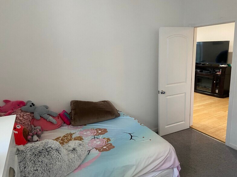 Building Photo - 40 Newton St