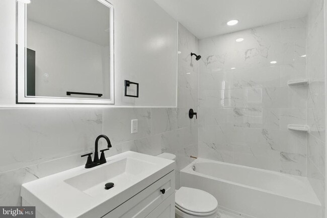 Building Photo - 1637 W Girard Ave