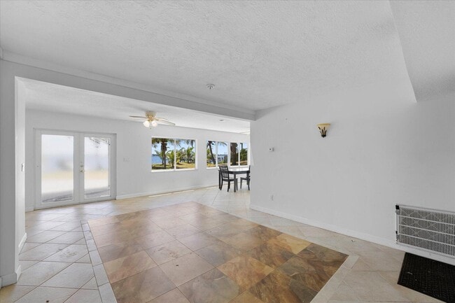 Building Photo - 850 NE Ixora Dr