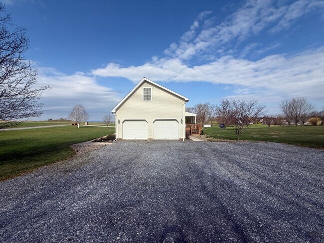Building Photo - For Rent 3 bed / 2.5 bathrooms | attached 2 car-garage plus detached 2 car-garage on a 1.52-acre ...