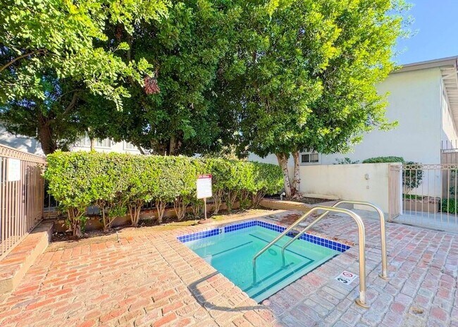 Building Photo - COMPLETELY UPDATED ONE BEDROOM APARTMENT IN TARZANA!