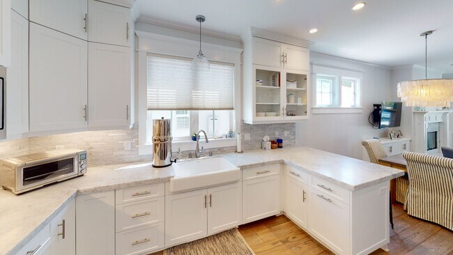 Building Photo - 3bed/3.5 Bath School Year Rental