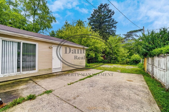 Building Photo - 1017 Searles Rd