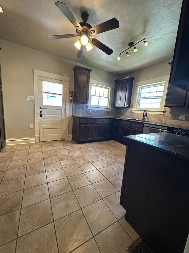 Building Photo - Amazing 3 bedroom home avail NOW