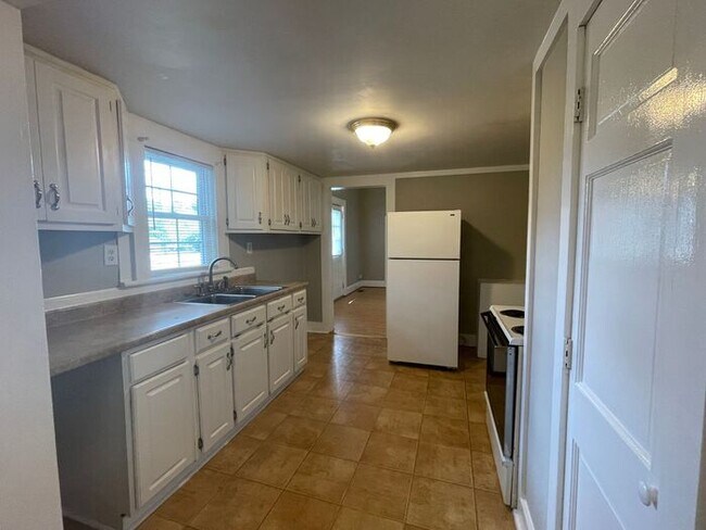 Building Photo - UNCG area with 3 bedrooms and 1 bath, Cent...