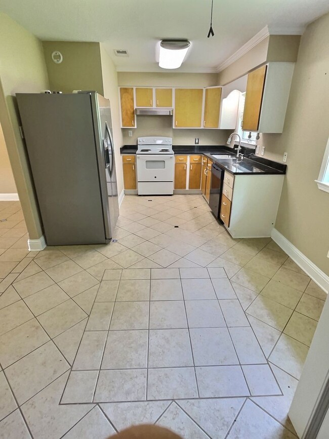 Building Photo - 3 Bedroom home located in the Golf Cart Di...