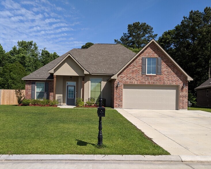 Building Photo - 742 Red Pine Dr