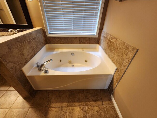 Building Photo - 350 Saddle Bridge Dr