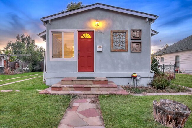 Building Photo - Charming 1924 Bungalow! 3 bedrooms and 1 b...