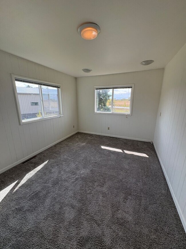 Building Photo - 4 bedroom, 2 bathroom Home off Spring Hill...