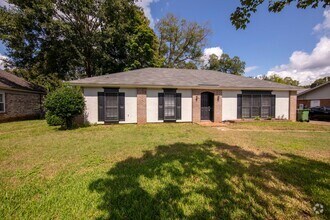 Building Photo - ** 4 bed 2 bath located in Dalraida close ...