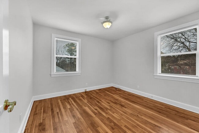 Building Photo - Conveniently Located off Memorial Dr! Lovely 2 Bed 1 Bath Home!