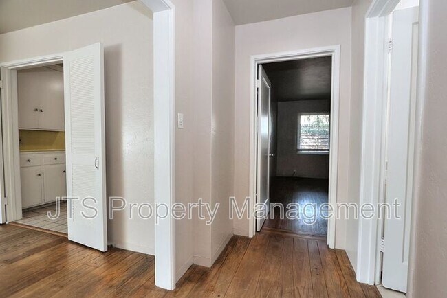 Building Photo - 3109-3111 Hampshire Drive