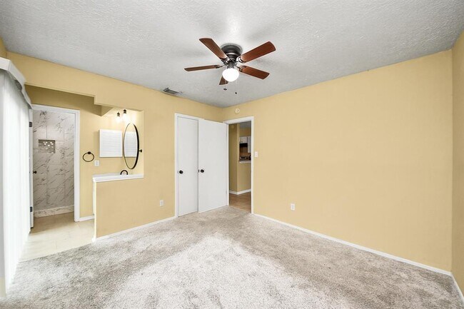 Building Photo - 2614 Village Cir Dr