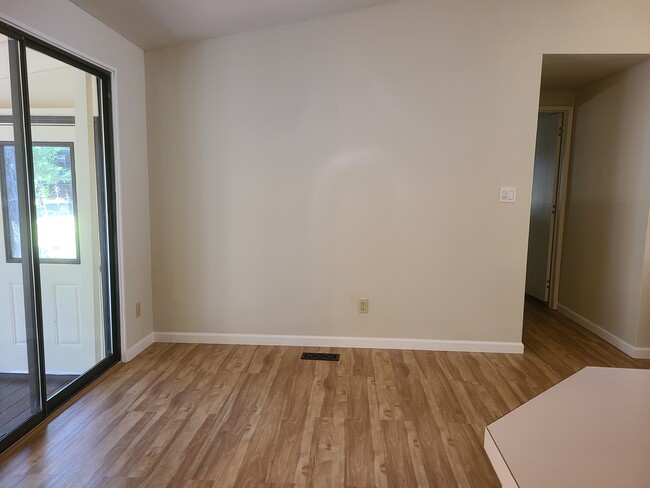 Dining Area - 14437 Marysville Rd