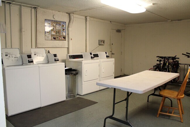 Building Photo - 2725-2743-2743 SE Taylor St